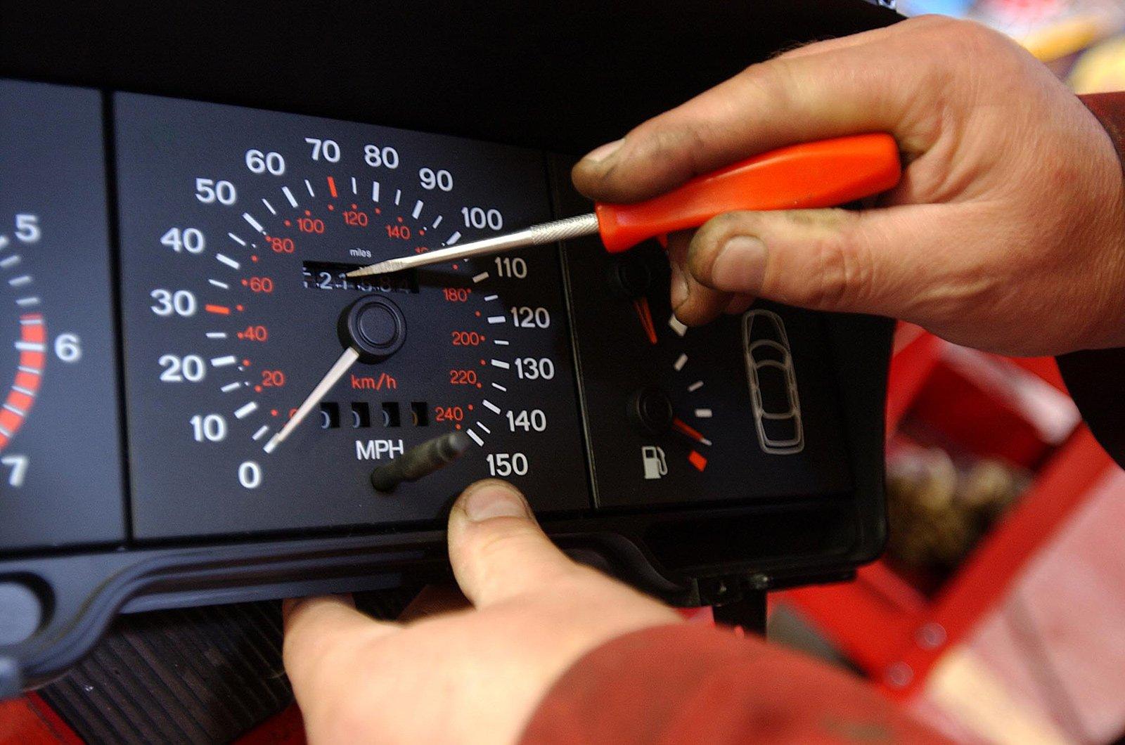 How to Reset the Miles on a Car
